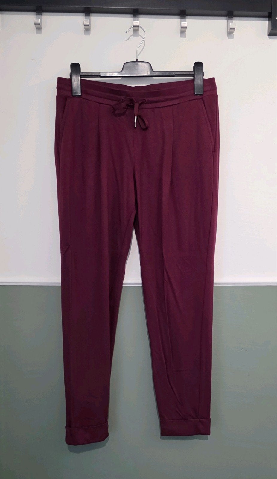 Dames C&A pantalon tapered fit broek maat 42 bordeaux rood, Maat 42/44 (L), Ophalen of Verzenden, Zo goed als nieuw, Lang