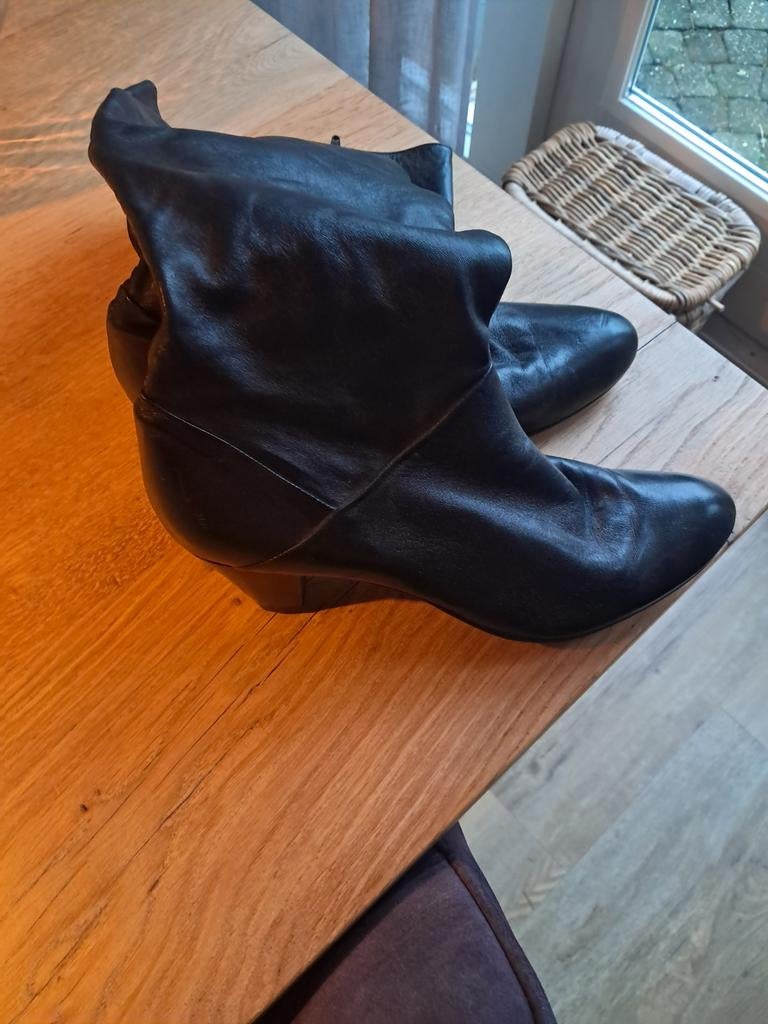Te koop leren zwarte laars met hak, Ophalen of Verzenden, Zo goed als nieuw, Zwart, Hoge laarzen