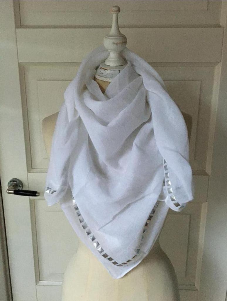 Sjaal met studs, Ophalen of Verzenden, Zo goed als nieuw, Maat 34 (XS) of kleiner, Sjaal