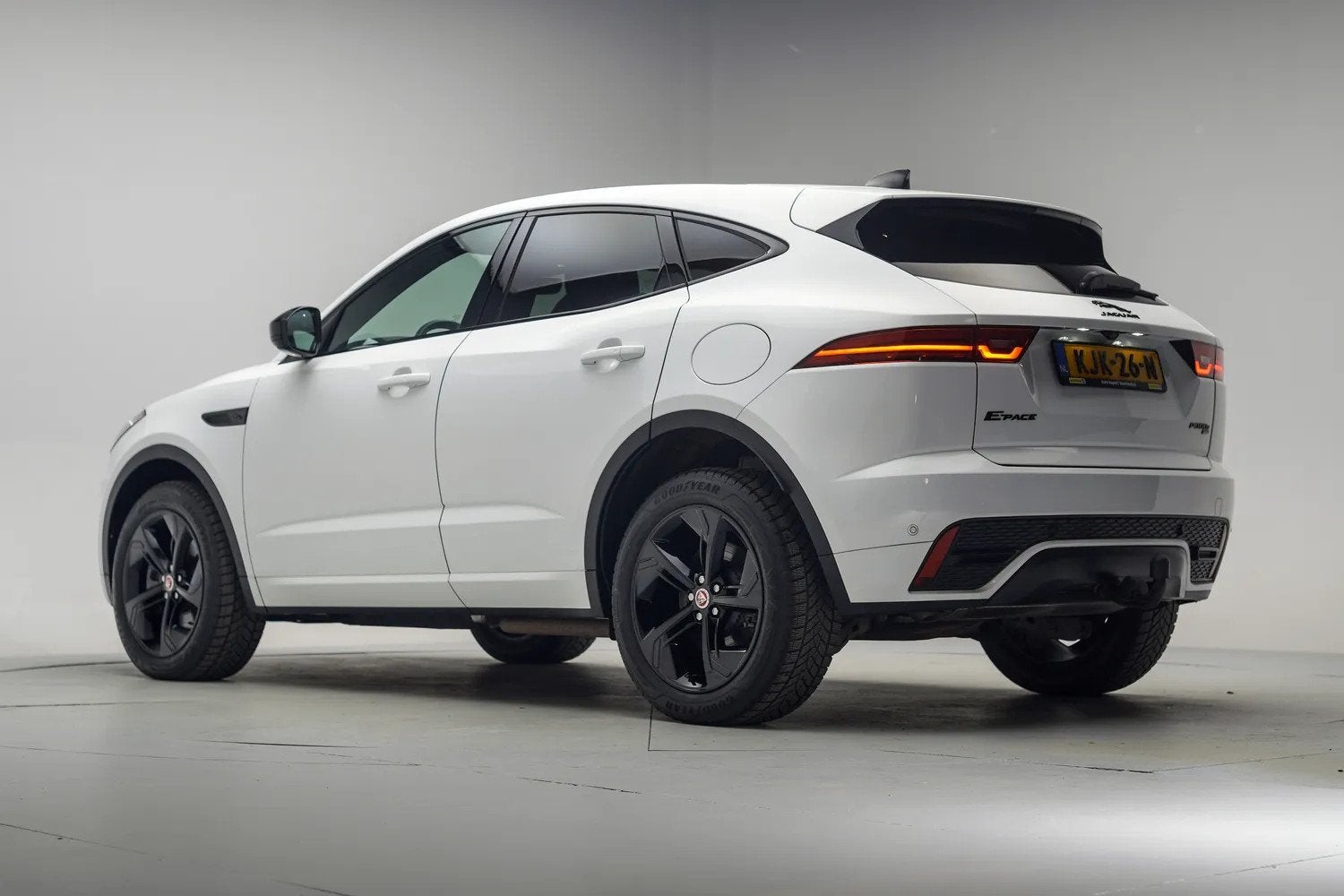 Jaguar E-Pace 1.5 P300e AWD R-Dynamic SE Blackpack [ SoH 97,, Auto's, Automaat, Dealer onderhouden, 2102 kg, Wit