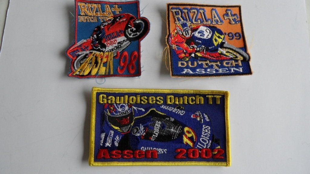 TT Assen motorwegrace mouwemeblemen 3 x, 1998 - 1999 - 2002, Verzenden, Zo goed als nieuw, Gebruiksvoorwerp