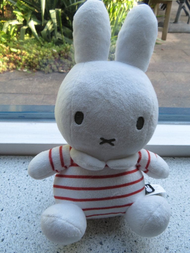Zittende Nijntje  rood wit gestreept lijf merk Tiamo Miffy, Met geluid, Konijn, Ophalen of Verzenden, Zo goed als nieuw