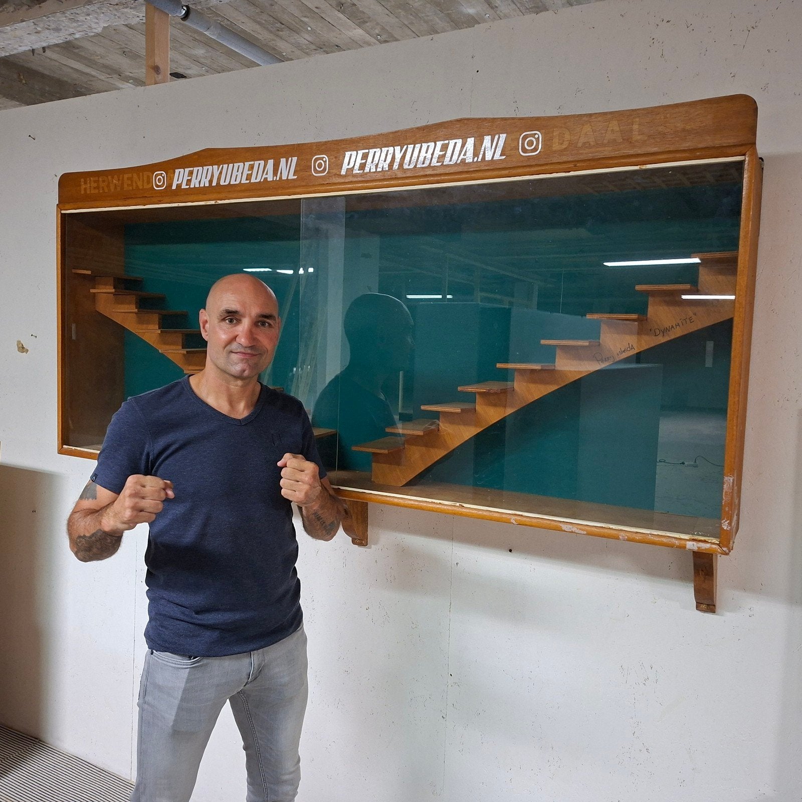 Originele prijzenkast Perry Ubeda met handtekening, Ophalen of Verzenden, 25 tot 50 cm, Minder dan 100 cm