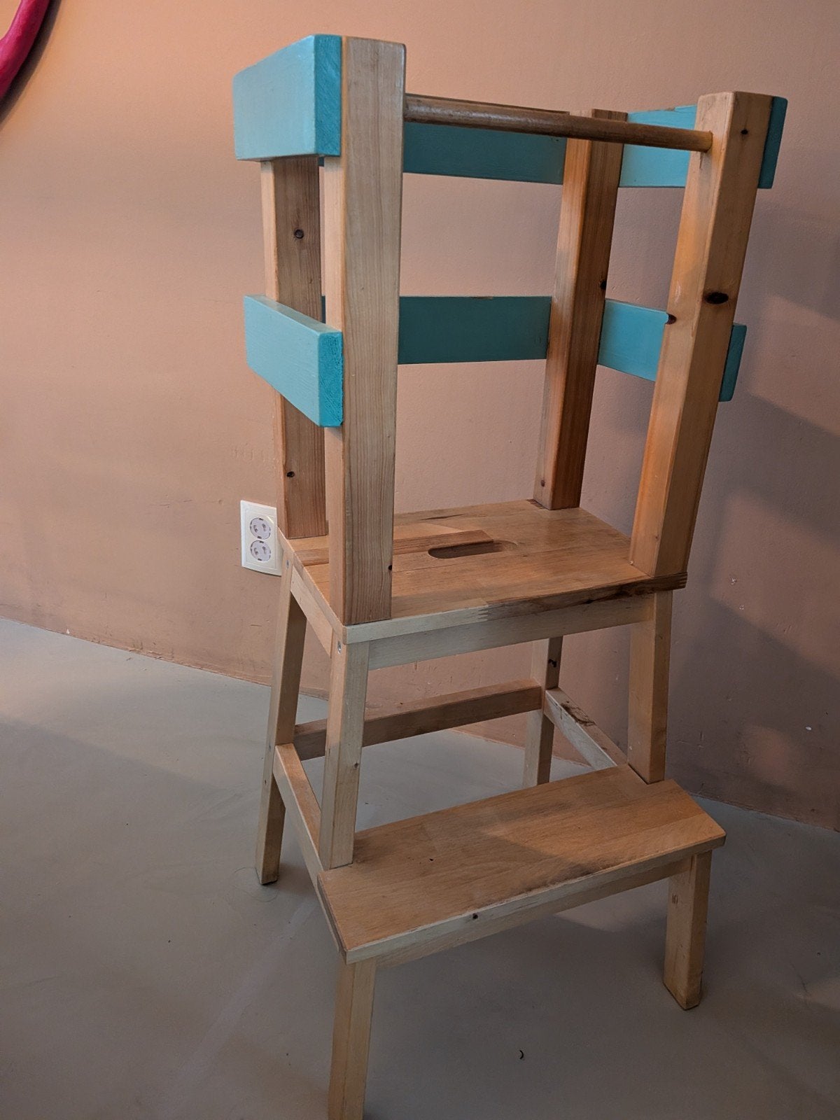 Houten Montessori kruk/ leertoren, turquoise accenten, Ophalen of Verzenden, Gebruikt, Meegroeistoel