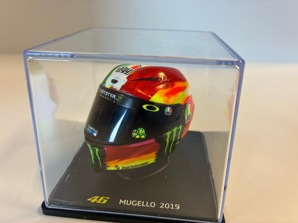 79768: Helm - MotoGP - Valentino Rossi - Mugello 2019 - 1:5, Hobby en Vrije tijd, Modelauto's | 1:5 tot 1:12, Overige typen, Zo goed als nieuw
