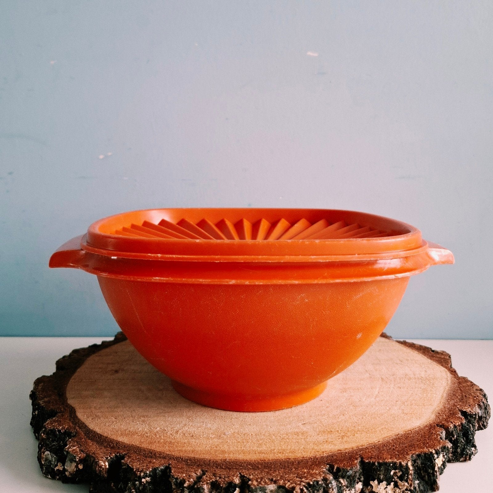 Vintage Tupperware kom met sterdeksel, Huis en Inrichting, Keuken | Tupperware, Gebruikt, Tupperware, Schaal, Oranje
