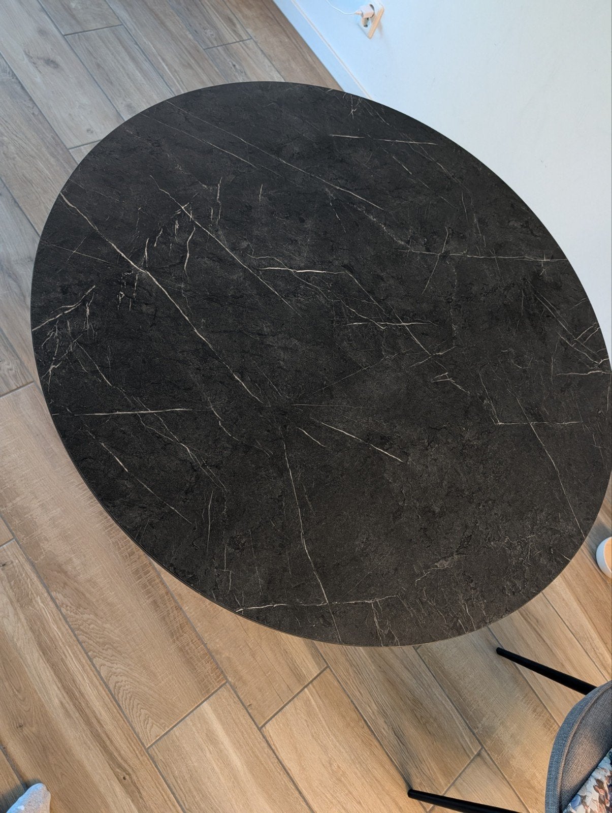 Foto 3 van IKEA MARIEDAMM ronde eettafel in zwart marmerpatroon