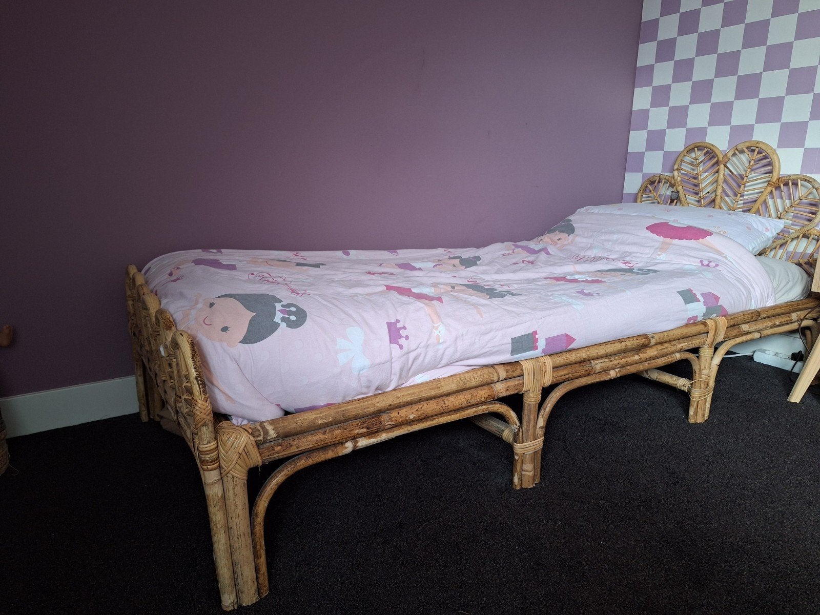 Rotan kinderbed met bloemmotief hoofdeinde, Huis en Inrichting, Slaapkamer | Bedden, Ophalen, Overige materialen, Gebruikt, 90 cm