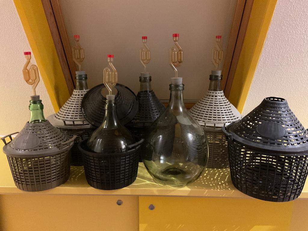 Grote Glazen Flessen met Mand - Diverse Maten, Ophalen, Gebruikt
