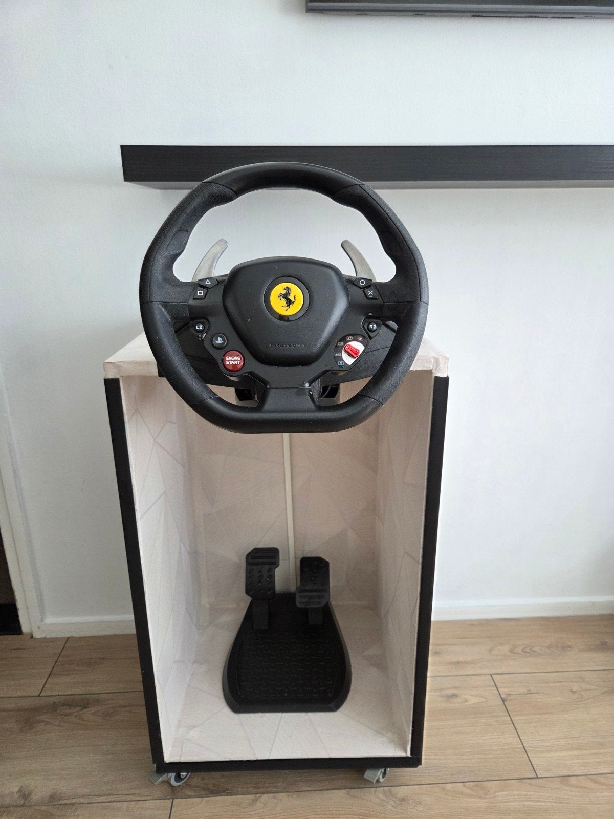 THRUSTMASTER T98-P Ferrari 296 GTB Racestuur met pedalen, Ophalen, Zo goed als nieuw, Stuur of Pedalen, PlayStation 4