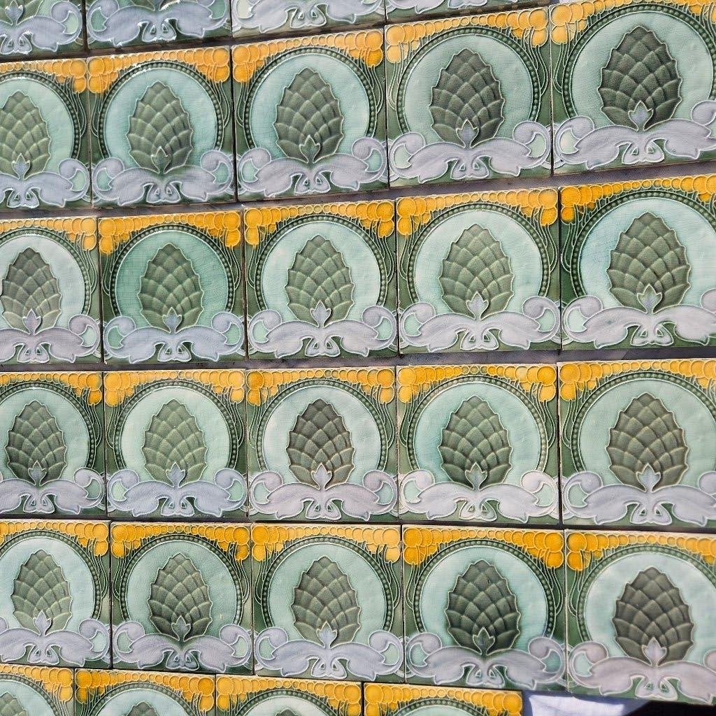 32 jugendstil wandtegels grijs/groentint dennenappel relief, Ophalen