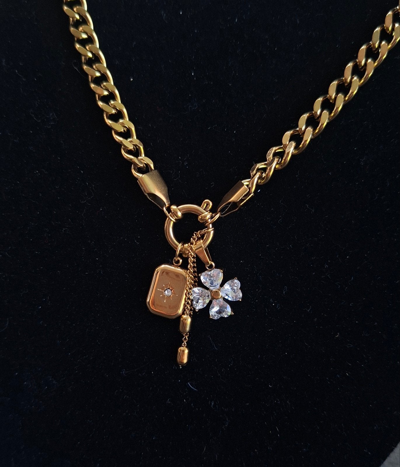 Gouden ketting met klavertje vier en hanger, Overige materialen, Met strass, Nieuw, Ophalen of Verzenden