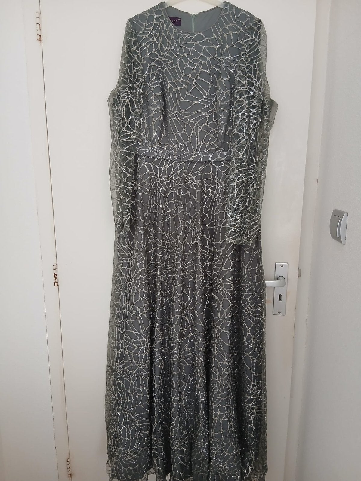 Prachtige grijze glitterjurk te koop, Kleding | Dames, Ophalen, Maat 46/48 (XL) of groter, Zo goed als nieuw, Grijs