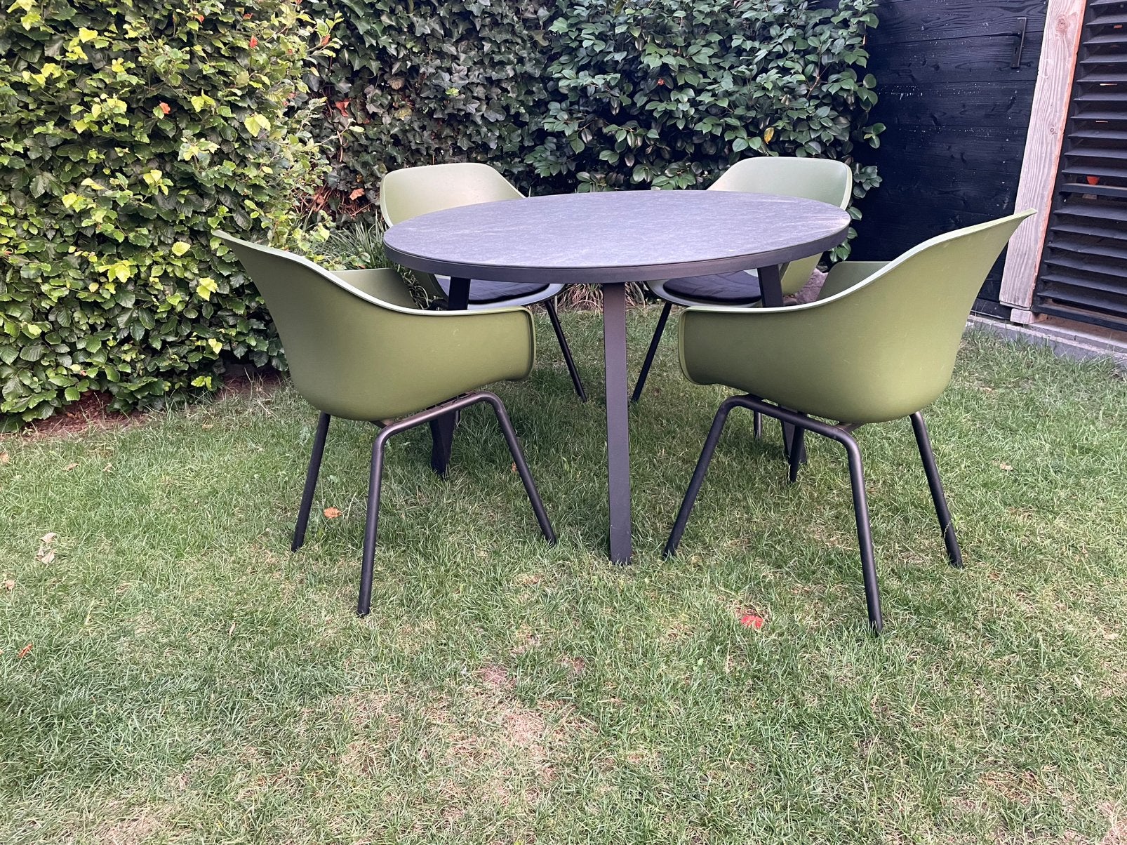 Hartman tuinset. 4 stoelen met kussen en 1 ronde tafel 120cm, Ophalen, Zo goed als nieuw, Tuinset, Overige materialen
