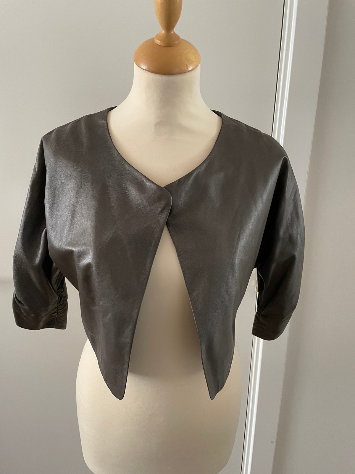 Zapa jasje bolero schapenleer leer nappa grijs maat S, Kleding | Dames, Jasjes, Kostuums en Pakken, Ophalen of Verzenden, Zo goed als nieuw