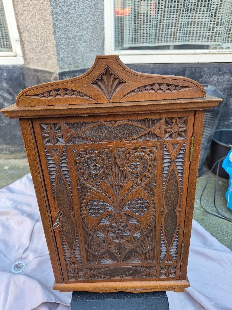 Antiek Nederlands wandkastje, schooltas, uit Arts & Crafts, Ophalen
