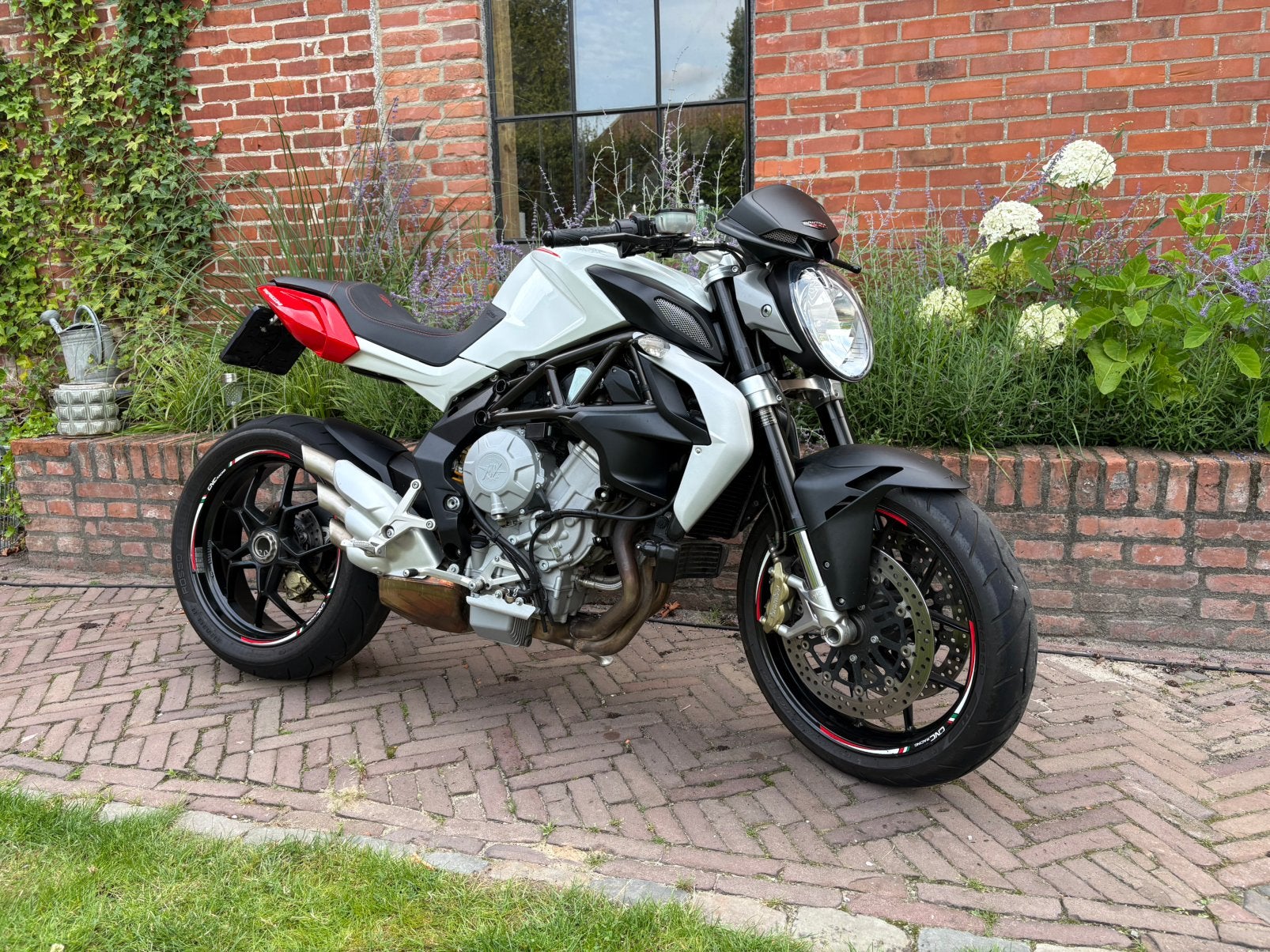 MV Agusta Brutale 800, Occasion, Motorrijbewijs A, 3 cilinders, Particulier
