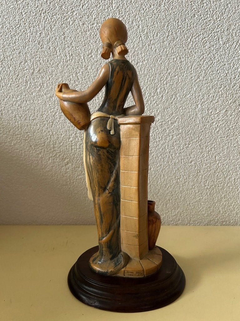 Beeld vrouw met waterkruik Depose Italy, Art deco, Beschilderd, Kunststof, Ophalen of Verzenden