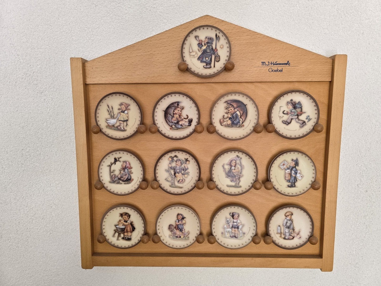 Hummel Goebel wandbordjes set met houten rek - 13 stuks, Ophalen of Verzenden, Zo goed als nieuw