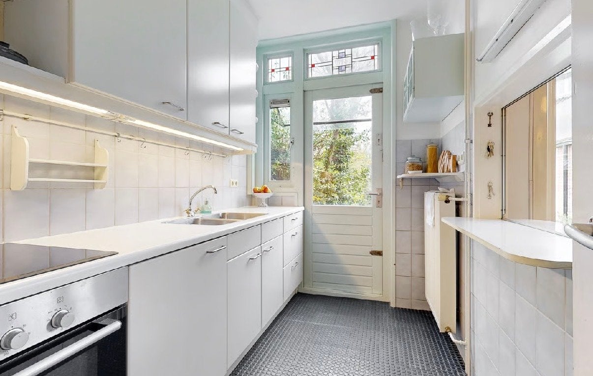 Witte keuken met oven en kookplaat, Huis en Inrichting, Keuken | Complete keukens, Ophalen, Gebruikt, Wit, Enkelwandige keuken