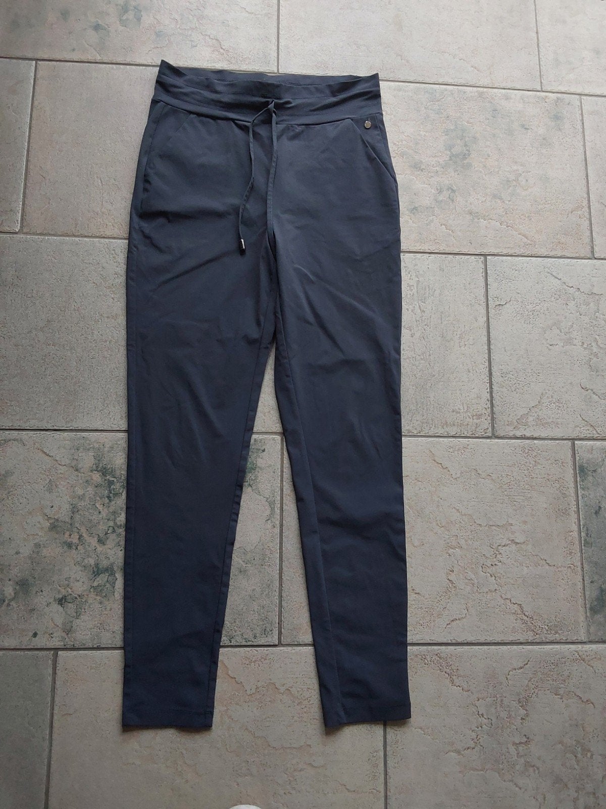 Prachtige donkergrijze broek van Daelin maat S, travelstof, Verzenden, Zo goed als nieuw, Maat 36 (S), Dealin