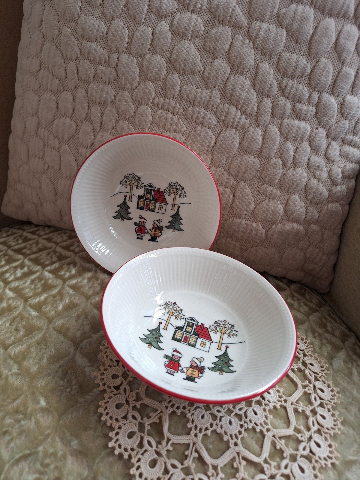 2 Nieuwe Wedgwood Windsor Kerst Schaaltjes  ** Mimosa **, Nieuw, Ophalen of Verzenden, Bord(en), Overige stijlen
