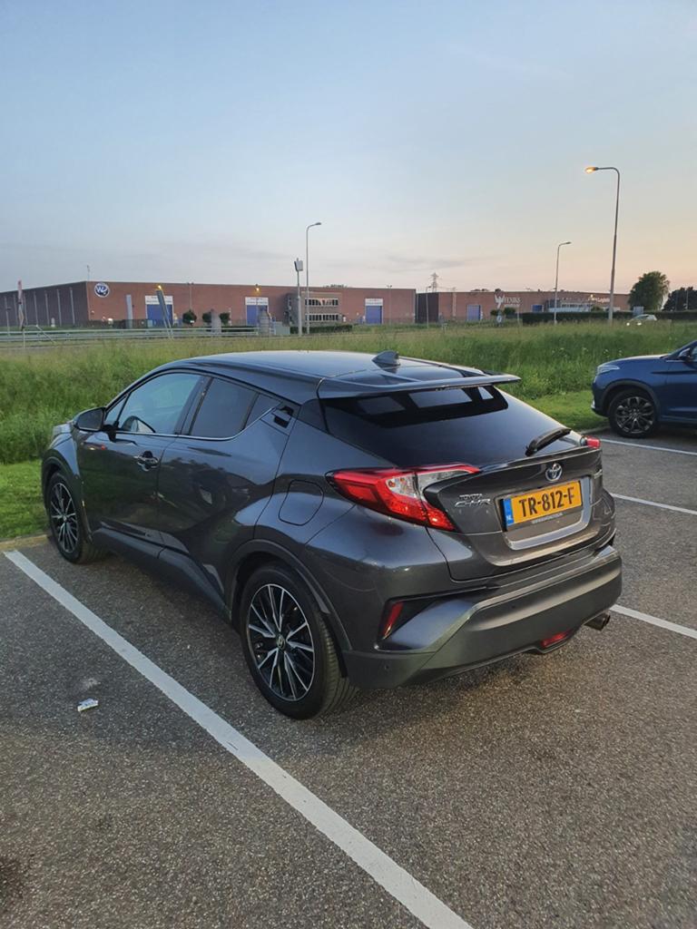 Toyota C-HR 1.8 Hybrid 122pk CVT 2018 Grijs, Auto's, Toyota, Stof, 725 kg, 4 cilinders, 75 €/maand