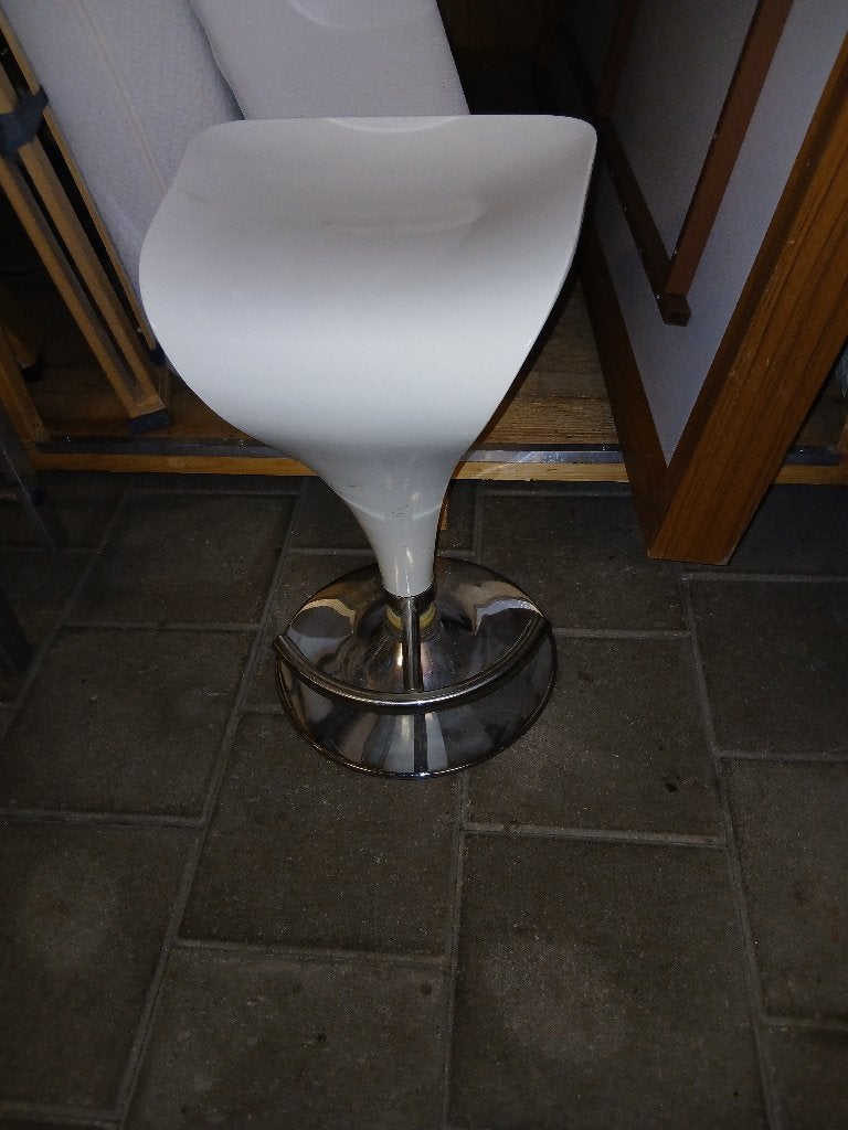 (0660) Witte kunststof draaikruk met metalen voeten steun, Huis en Inrichting, Barkrukken, Ophalen, Gebruikt, ., 60 tot 90 cm