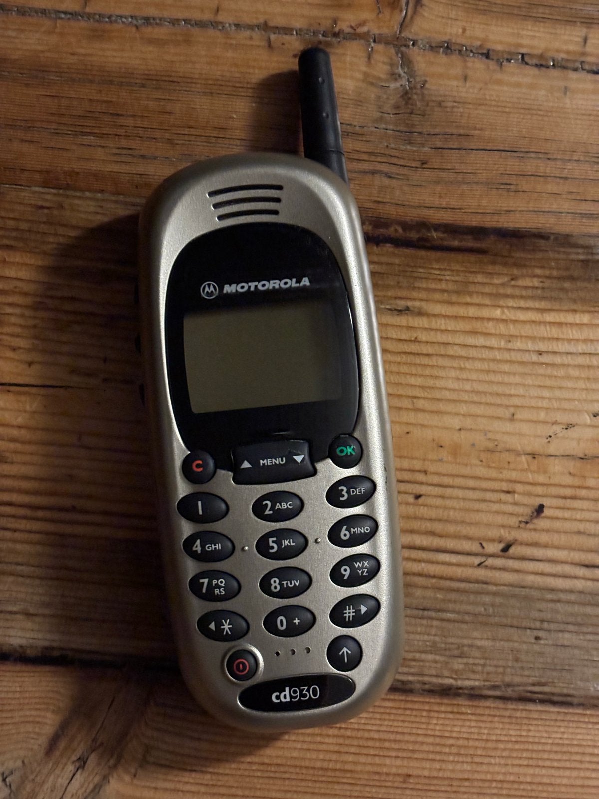 Motorola CD930 Klassieke Telefoon met Hoesje, Ophalen, Gebruikt, Geen camera, Fysiek toetsenbord