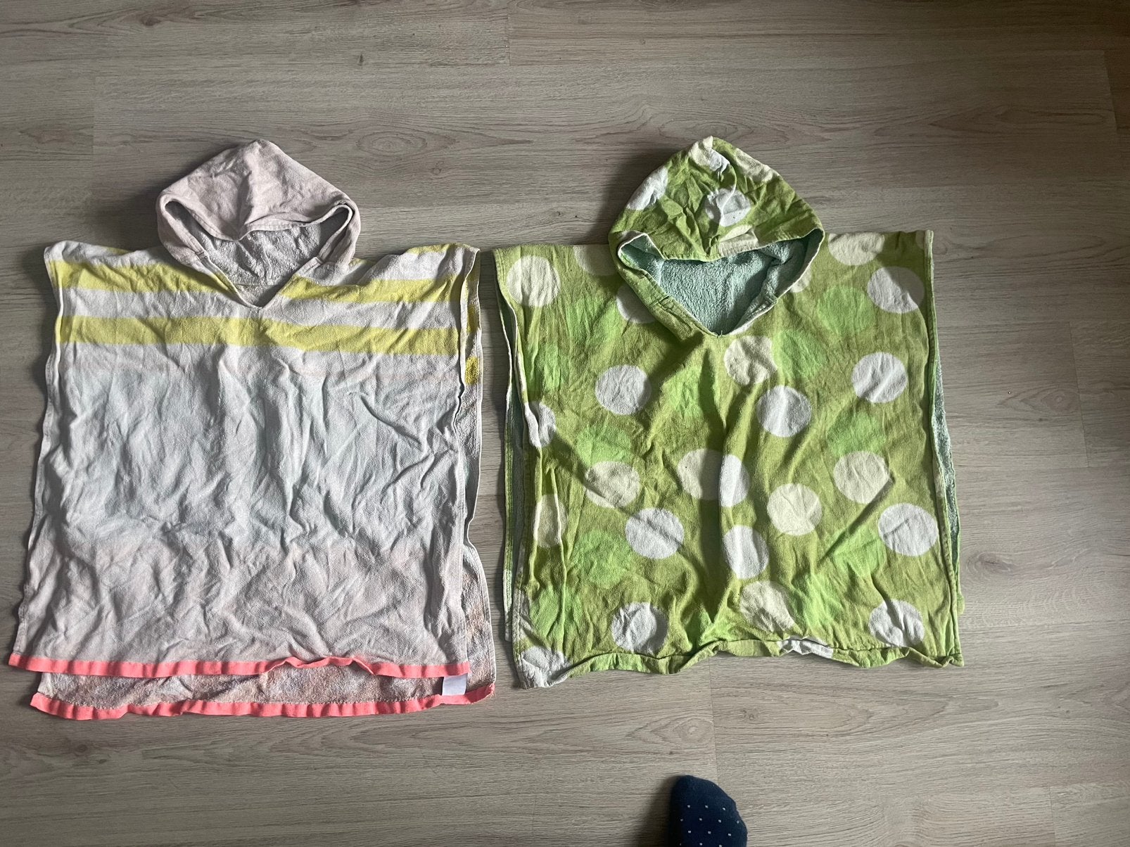 2x badhanddoek poncho geschikt voor +/- 2-7 jaar, Ophalen of Verzenden, Zo goed als nieuw, Meisje, Zwem-accessoire