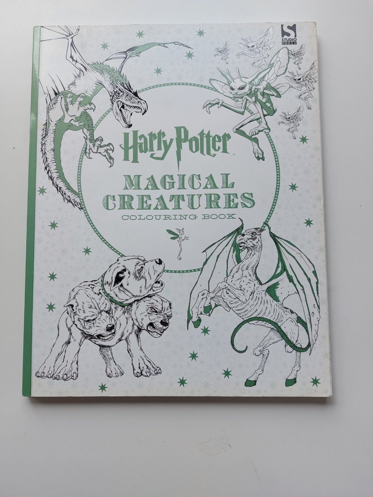 Harry Potter Magical Creatures Colouring book, Ophalen of Verzenden, Zo goed als nieuw, Papier, Schets- of Tekenboek