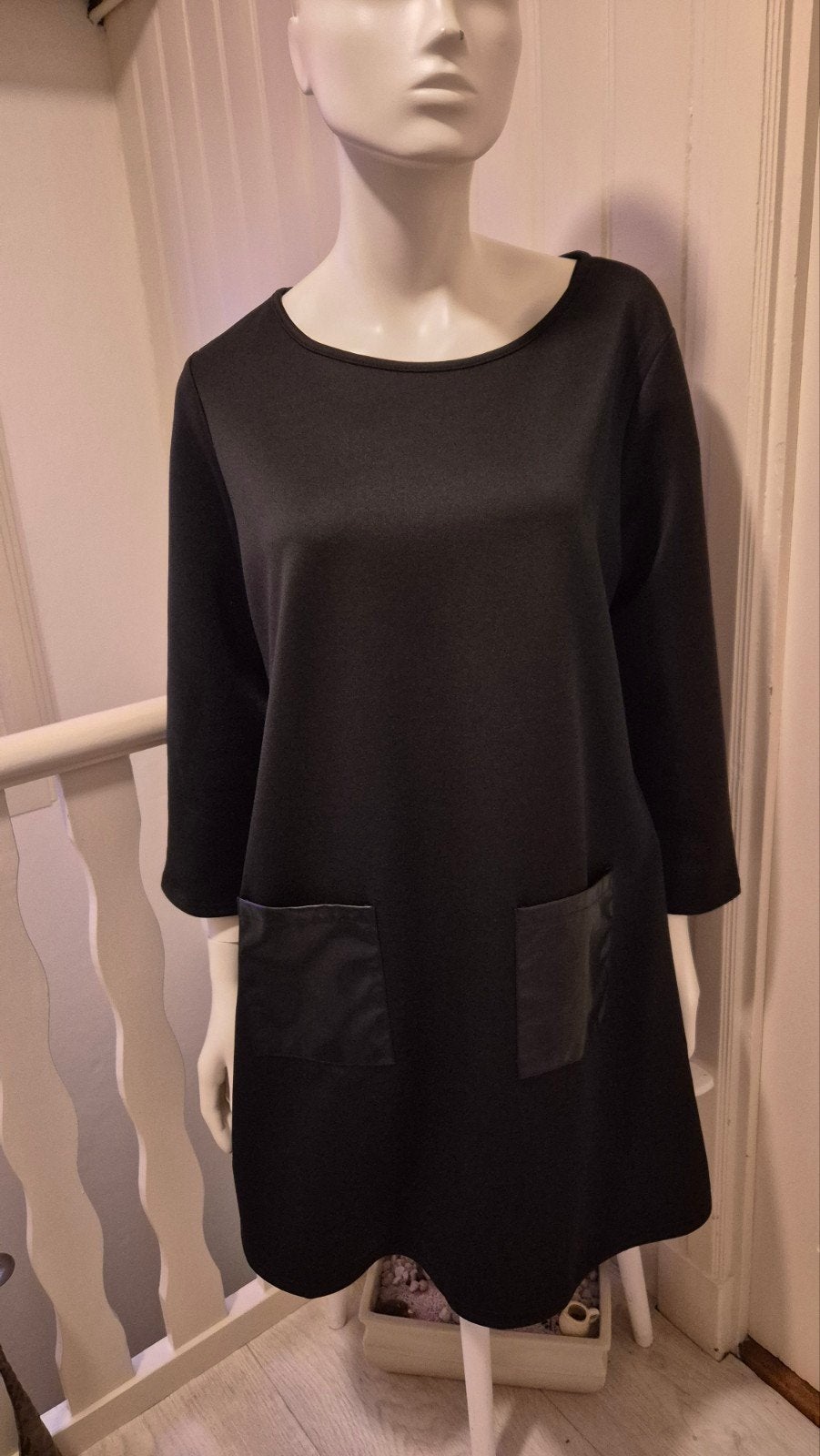 Zwarte jurk met zakjes, maat 42/44, Kleding | Dames, Ophalen of Verzenden, Zo goed als nieuw, Zwart