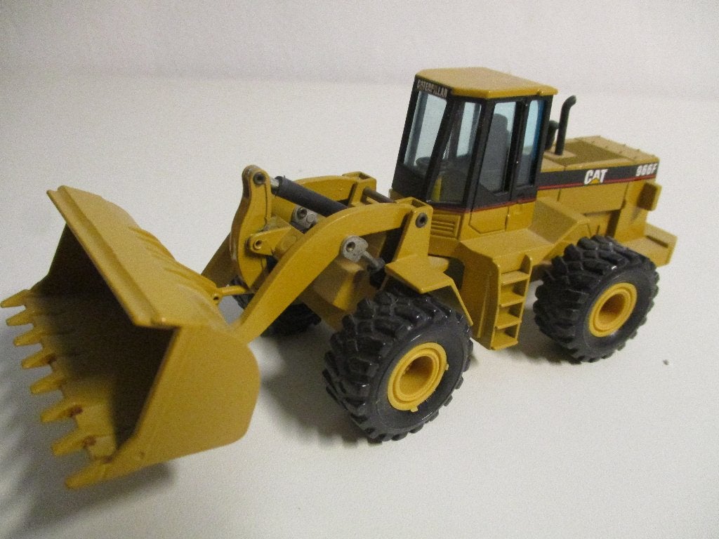 NZG Caterpillar 966F shovel, Hobby en Vrije tijd, Modelauto's | 1:50, Ophalen of Verzenden, Gebruikt, Hijskraan, Tractor of Landbouw