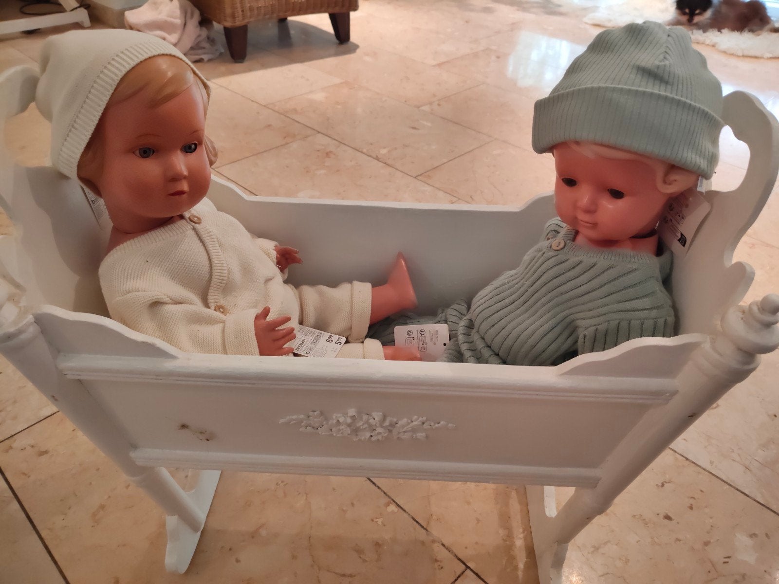 Bedje met 2 Oude Poppen, Ophalen