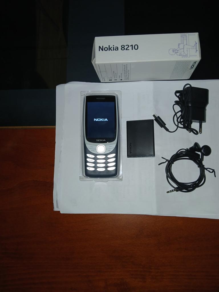 Nokia 8210 4g, Telecommunicatie, Mobiele telefoons | Nokia, Ophalen of Verzenden, Zo goed als nieuw, Zwart