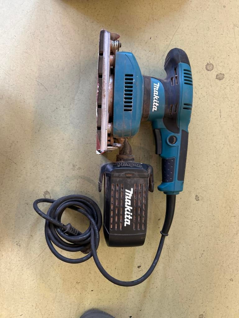 Makita B03711 schuurmachine, Ophalen of Verzenden, Gebruikt, Minder dan 600 watt, Vlakschuurmachine