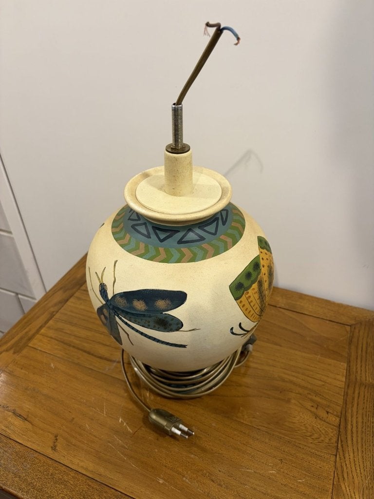 Handgeschilderde tafellamp – keramische vaas met insecten, Huis en Inrichting, Lampen | Tafellampen, Ophalen, Vintage, Met schakelaar