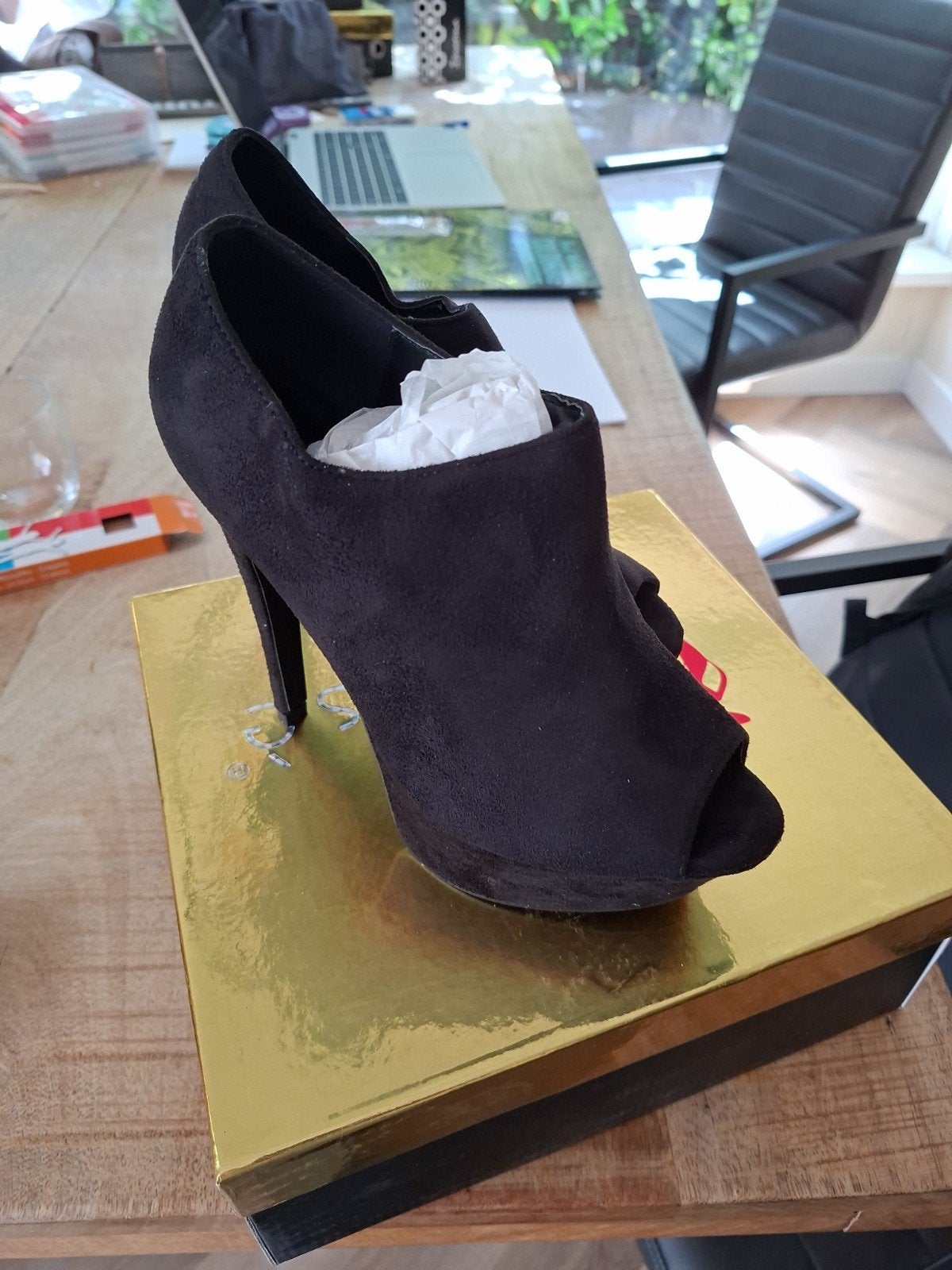 Zwarte suède peep-toe hakken - Maat 38, Ophalen of Verzenden, Gedragen, Zwart, Schoenen met hoge hakken