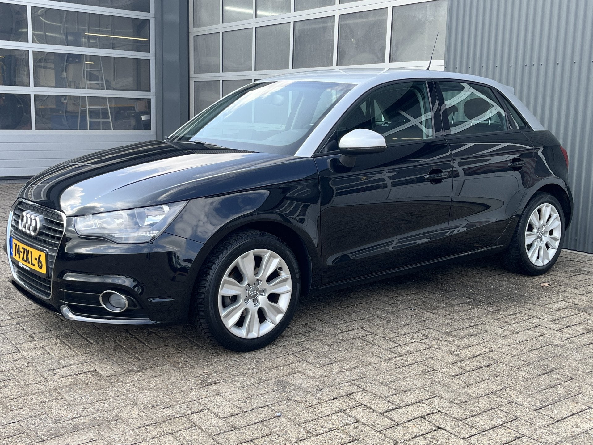 Audi A1 Sportback 1.2 TFSI Attraction Pro Line Zilver editio, Voorwielaandrijving, Euro 5, Zwart, 4 cilinders