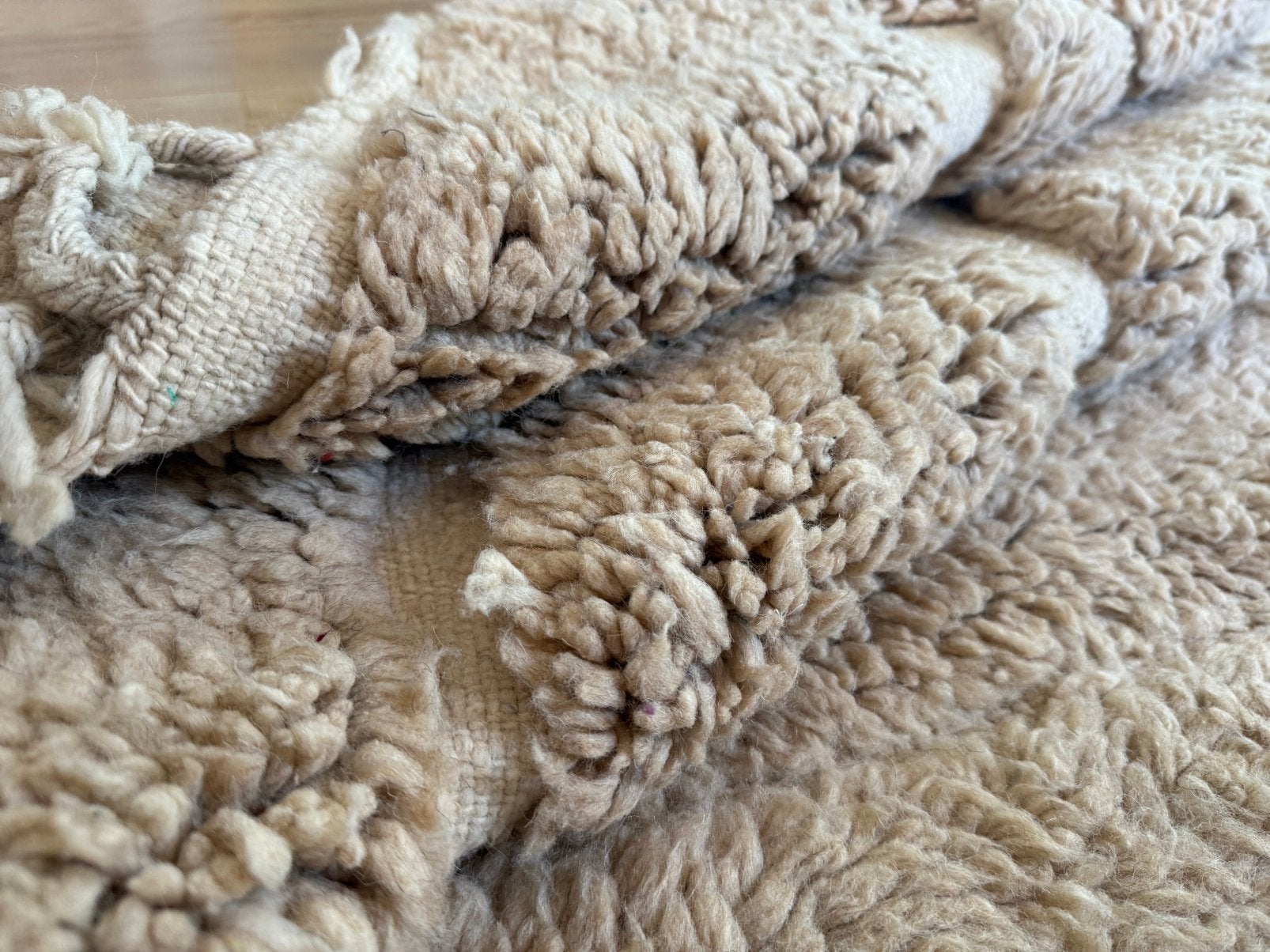 Vintage Marokkaans wollen tapijt met reliëf – 311 x 234 cm, Info@bababoho.com, 200 cm of meer, Crème, Ophalen of Verzenden