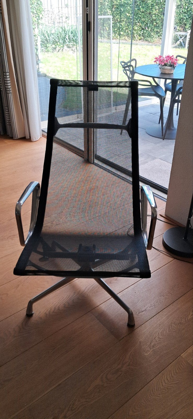 eames 124 vitra. traploos verstelbare  fauteuil, zwart net-, Ophalen