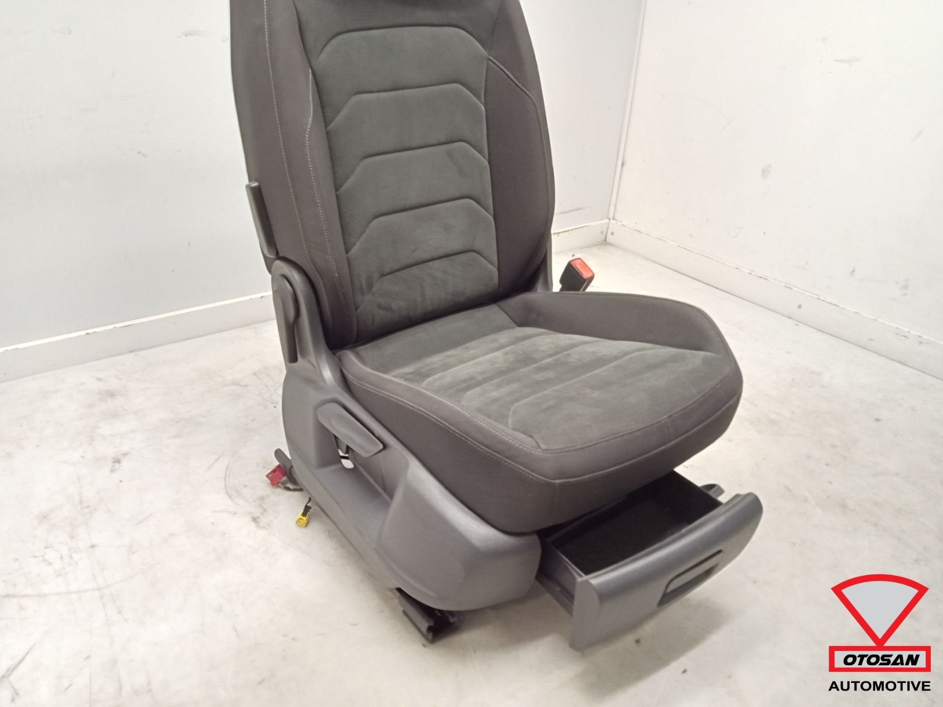 VW Tiguan 5NA Interieur Stoel Bekleding Stof Rechts, Auto-onderdelen, Gebruikt, Volkswagen, Volkswagen AG, Berliner Ring 2
38440  Wolfsburg, DE
