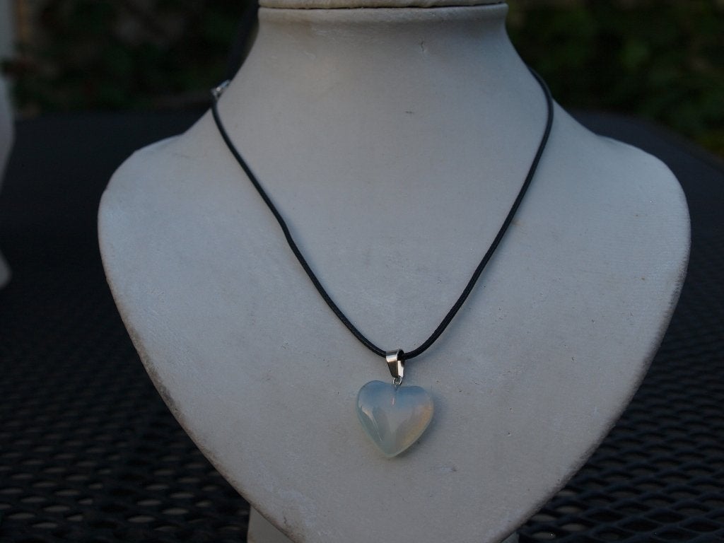 zwarte ketting met 20x20mm opaliet hartje, Ophalen of Verzenden, Nieuw, Overige kleuren, Steen of Mineraal