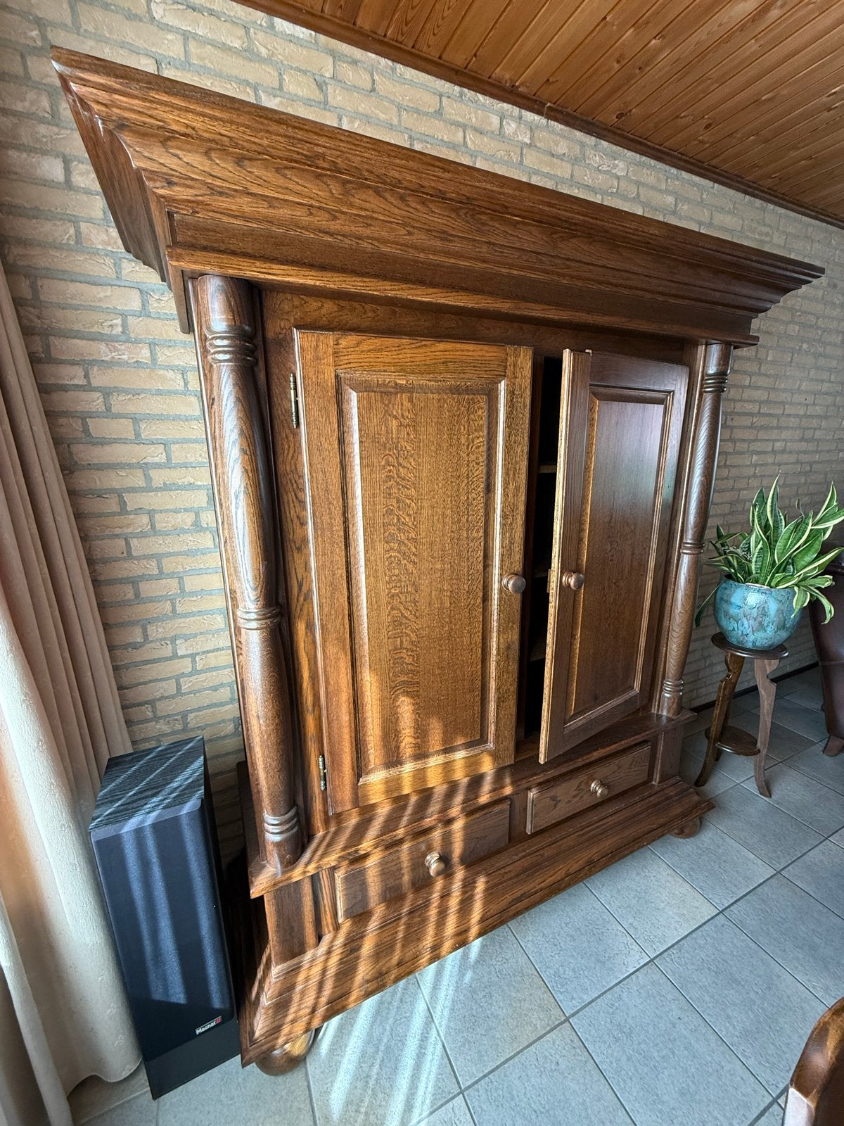 Massief eikenhouten kast met klassieke details, Ophalen