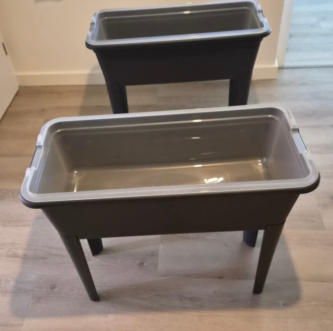 Set van 2 kunststof kweekbakken / bloembakken op poten, Ophalen, Kunststof, Zo goed als nieuw, Balkon