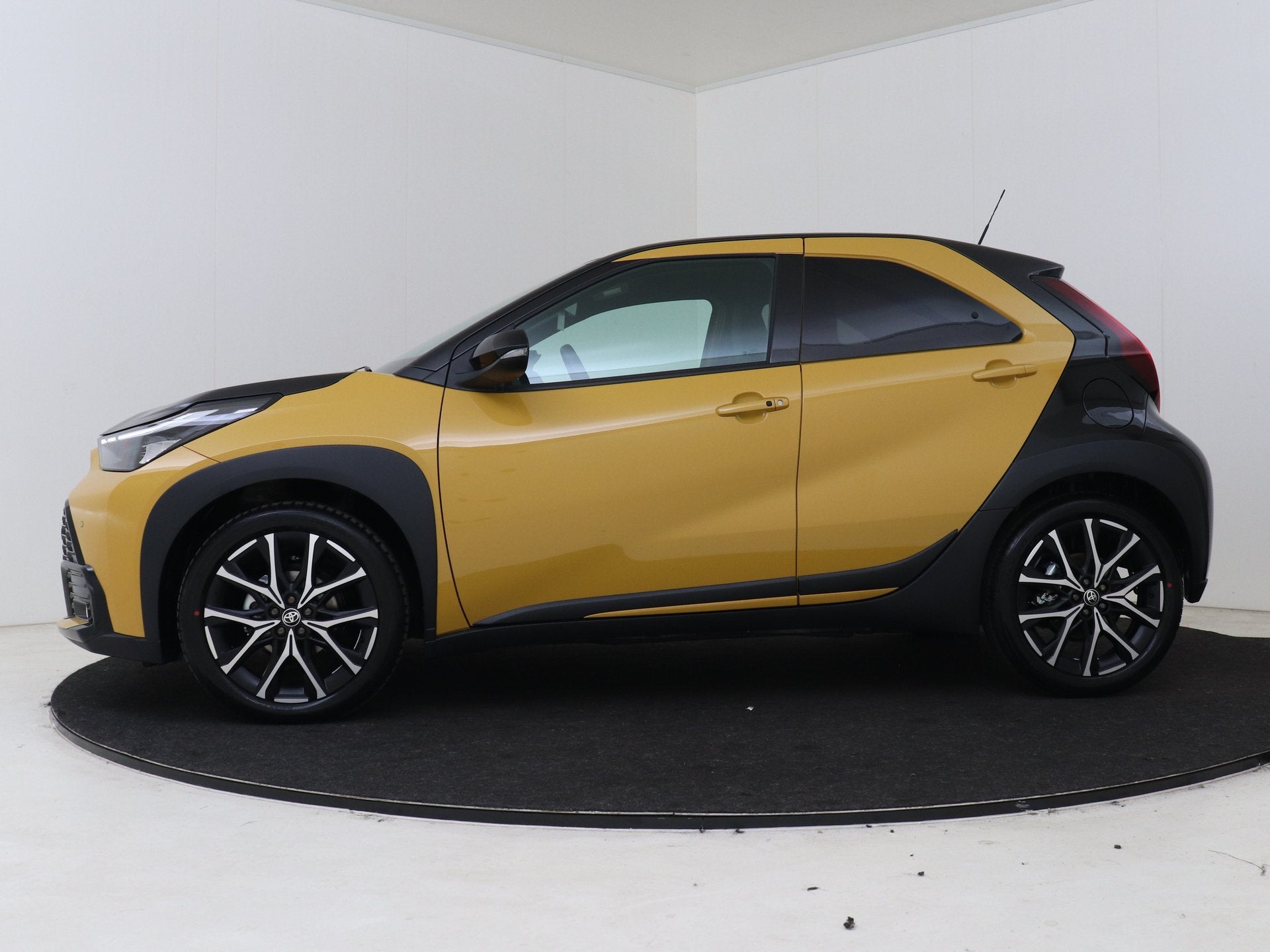 Toyota Aygo X Hybrid 115 GR Sport (bj 2025, automaat), Auto's, 12 maanden, Euro 6, 4 stoelen, 116 pk