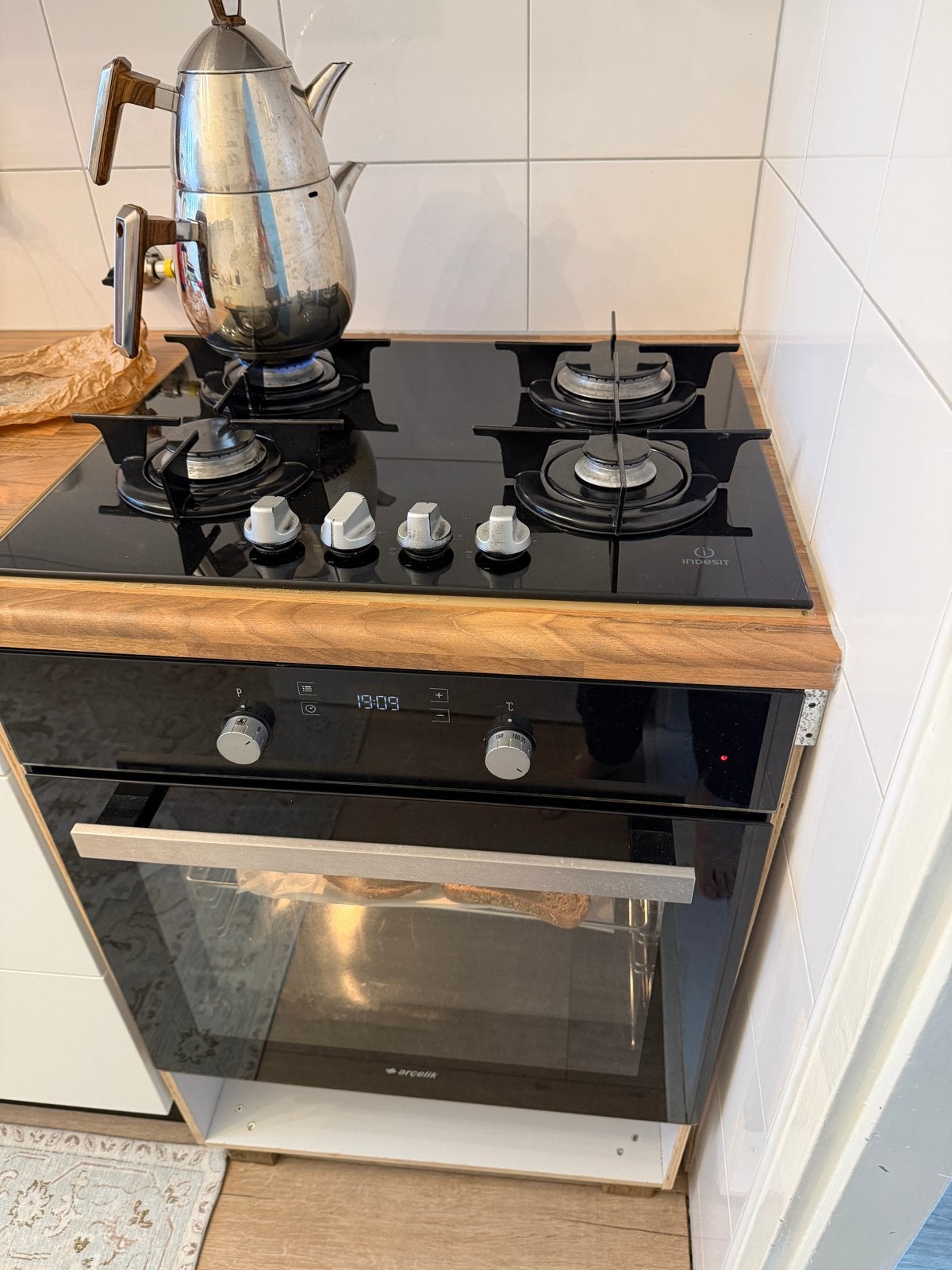 Indesit Gasfornuis met Arçelik Inbouw Oven - Zwart, Witgoed en Apparatuur, Fornuizen, Hete lucht, 60 cm of meer, Zo goed als nieuw