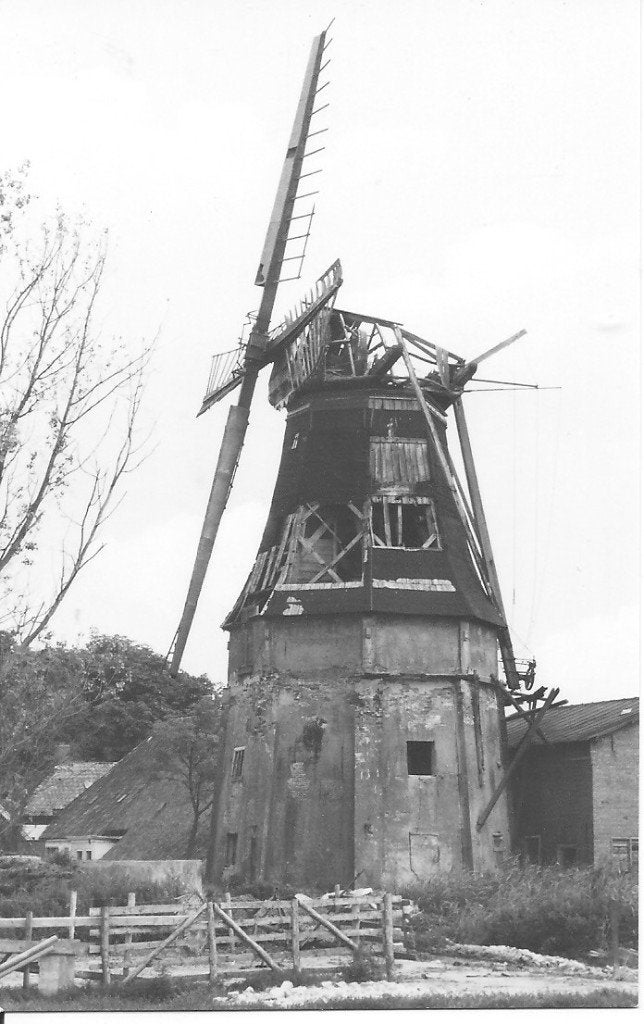 Ansichtkaart ZUURDIJK koren- en pelmolen "De Zwaluw", Ophalen of Verzenden, 1960 tot 1980, Gelopen, Groningen