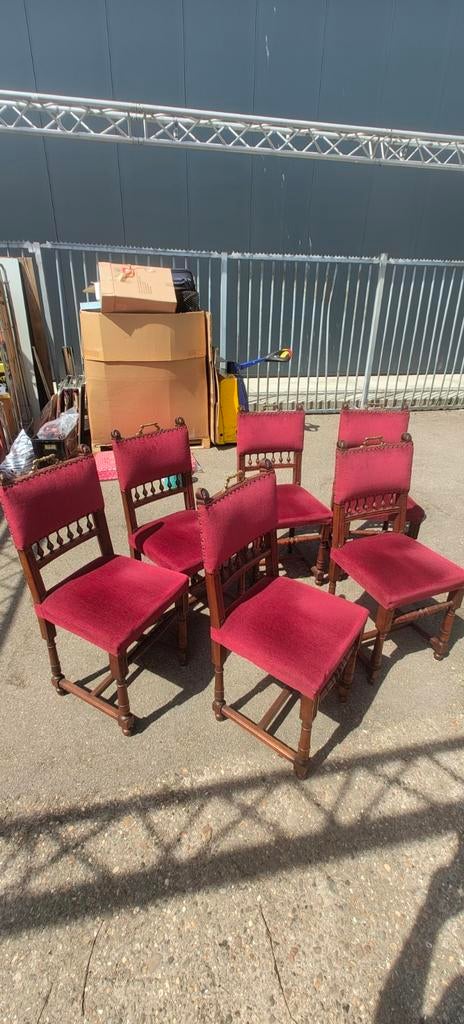 Antieke rode stoelen, Ophalen