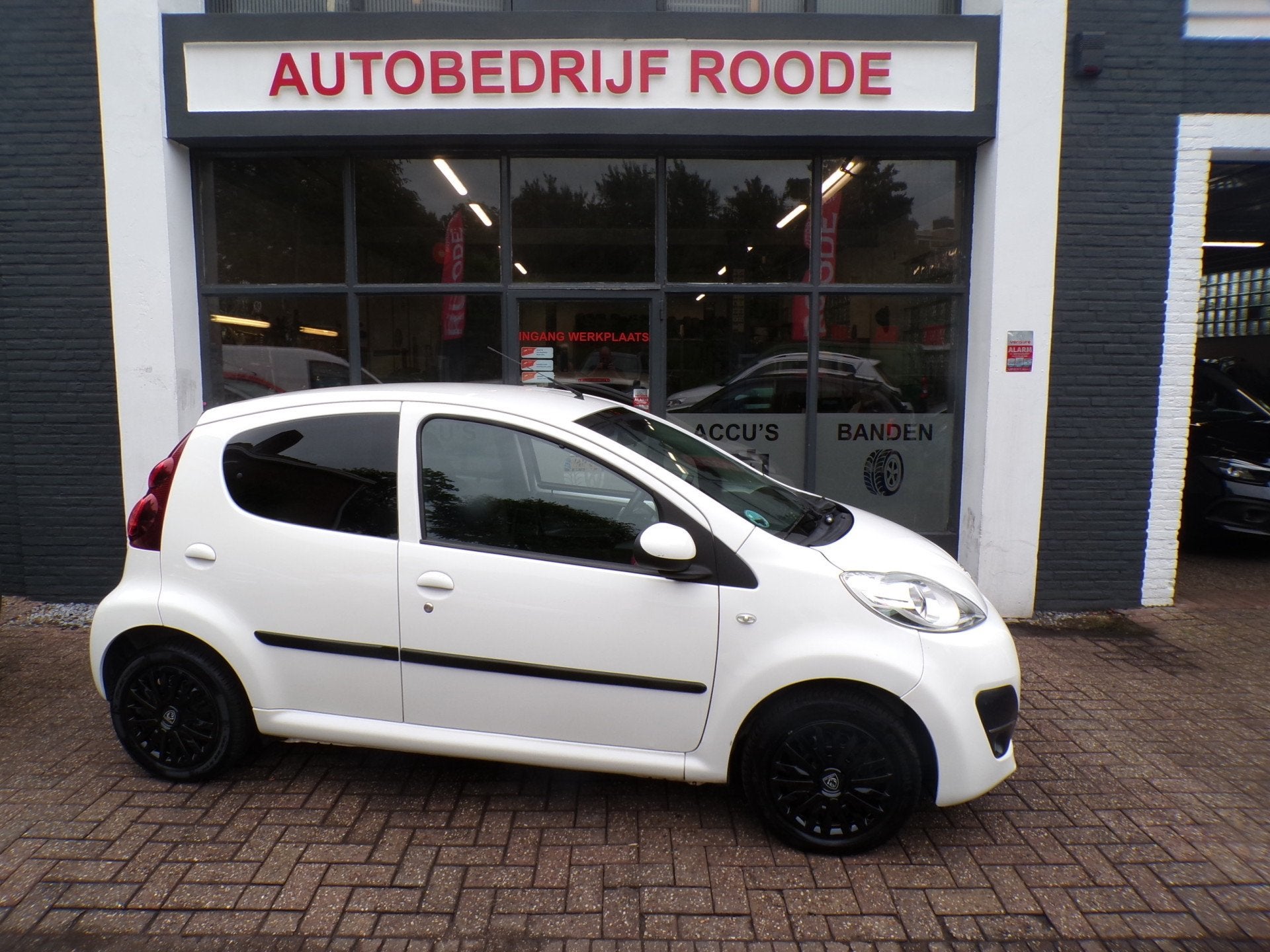 Peugeot 107 1.0 Blue Lease AIRCO,NIEUWE APK ! (bj 2012), Auto's, Voorwielaandrijving, Gebruikt, Met garantie (alle), 4 stoelen